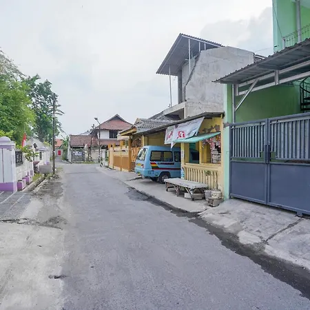 OYO Life 2462 Kost Surabaya-2